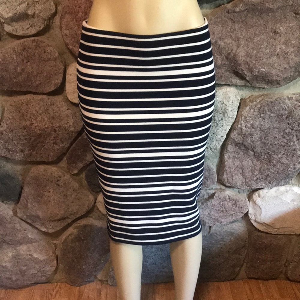 Z1- sm Navy white stripe Size small Stripe stretch skirt knee length
